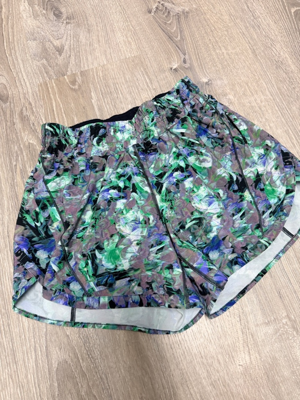 Lululemon Track That Mid Rise Shorts 5” Rapid Flourish Multi - Lined Size 6